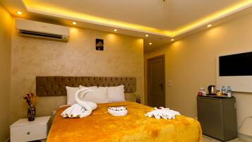 Luxury Double Room | Iron/ironing board, free WiFi