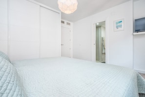 Deluxe-Apartment, Buchtblick | 3 Schlafzimmer, Daunenbettdecken, individuell dekoriert