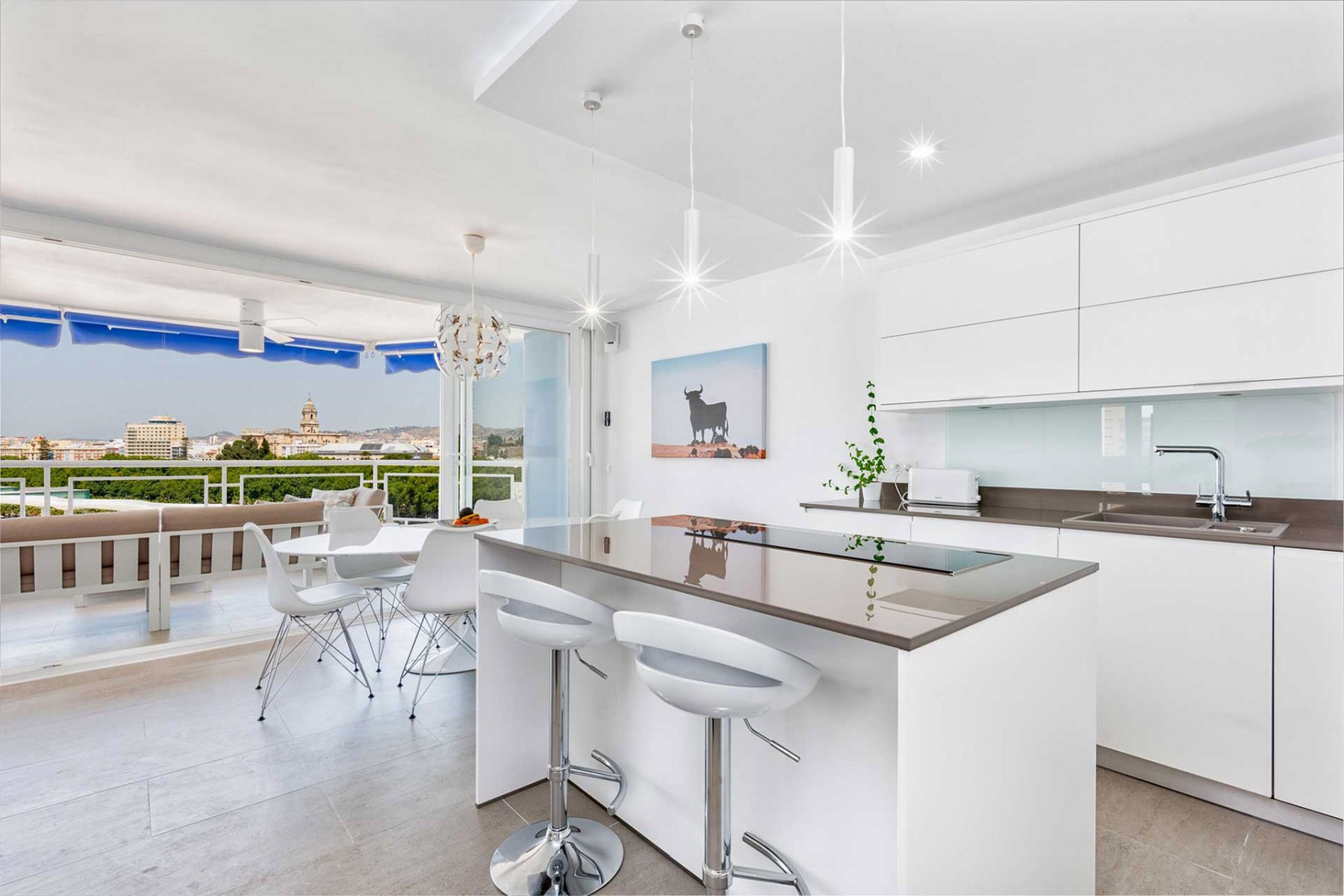 Deluxe appartement, uitzicht op de baai | Privékeuken | Een koelkast met diepvriezer, een microgolfoven, een oven, een kookplaat