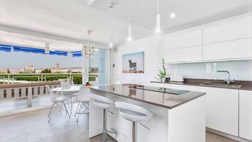 Deluxe appartement, uitzicht op de baai | Privékeuken | Een koelkast met diepvriezer, een microgolfoven, een oven, een kookplaat