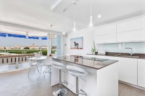 Deluxe Apartment, Bay View | Private kitchen | Full-size fridge, microwave, oven, stovetop - Solaga - Malagueta (Málaga)