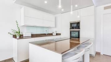 Deluxe appartement, uitzicht op de baai | Privékeuken | Een koelkast met diepvriezer, een microgolfoven, een oven, een kookplaat