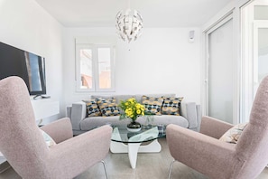 Deluxe-Apartment, Buchtblick | Wohnbereich | 50-Zoll-LCD-Fernseher mit Kabelempfang