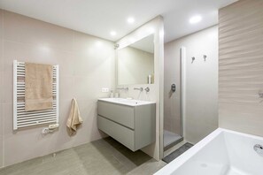 Deluxe Apartment, Bay View | Bathroom | Hair dryer, towels, soap, shampoo - Solaga - Malagueta (Málaga)
