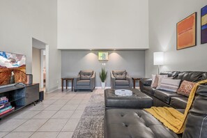 スマートテレビ、卓球台、PC モニター