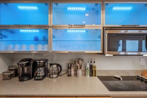 Frigorífico, microondas, horno y placa de cocina