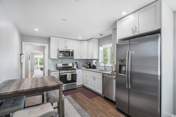 Kühlschrank, Mikrowelle, Ofen, Herdplatte