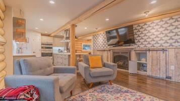 TV connectée, cheminée, livres, espaces bureaux