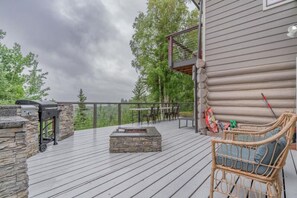 Outdoor dining - The Chetana Ridge Cabin (Fairbanks)