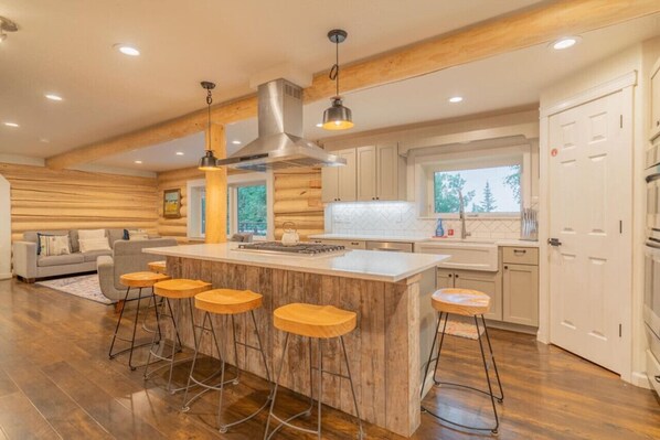Fridge, microwave, oven, stovetop - The Chetana Ridge Cabin (Fairbanks)