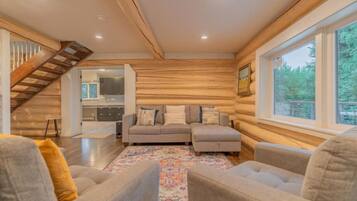 TV connectée, cheminée, livres, espaces bureaux