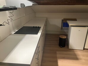 Geladeira, micro-ondas, cooktop, lava-louças