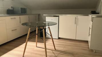 Jääkaappi, mikroaaltouuni, liesi, astianpesukone