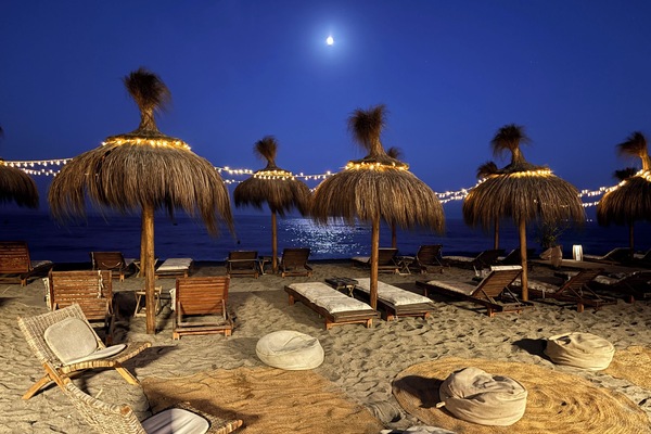 På stranden, liggestole, badehåndklæder