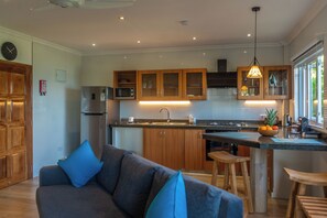 Grand réfrigérateur, micro-ondes, four, plaque de cuisson