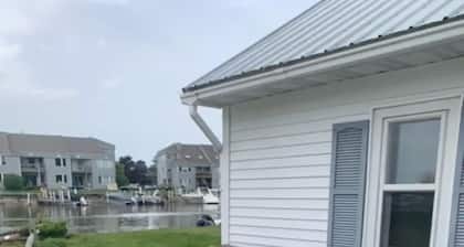 Charming 2-bedroom riverfront cottage in tranquil Au Gres with WiFi, AC
