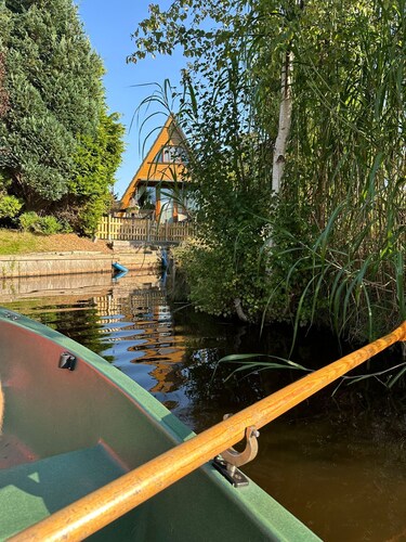 Renoviertes Nurdachhaus in Ostfriesischer Natur am Wasser für Familien
