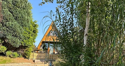 Renoviertes Nurdachhaus in Ostfriesischer Natur am Wasser für Familien