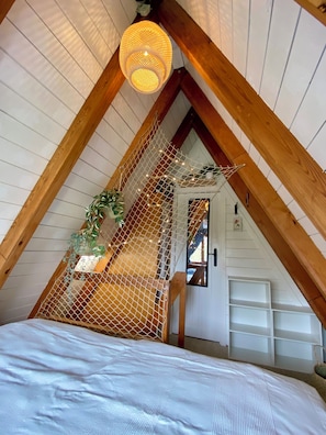 2 bedrooms, travel cot, free WiFi, bed sheets