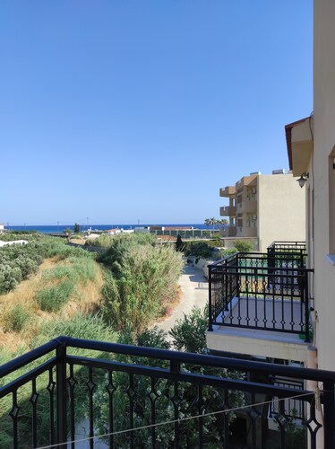 Spacious Room with a Private Bathroom - Stay with a Cretan Family!