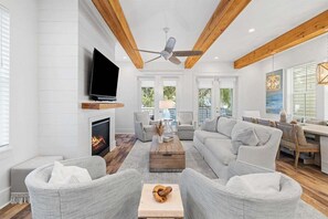 Télévision, cheminée, livres