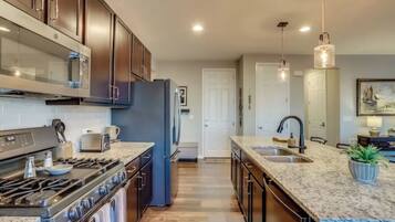 Refrigerador, microondas, horno, placa de cocina