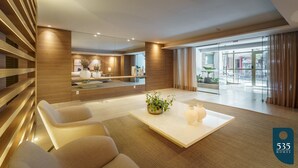Ein modernes Wohnzimmer mit einer Couch, einem Couchtisch und dekorativen Vasen.