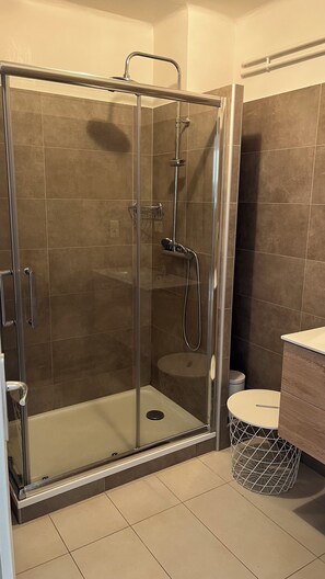 Serviettes fournies, papier toilette