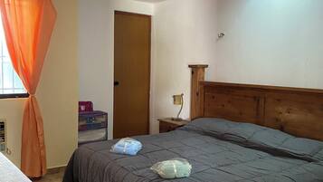 2 عدّة غرف نوم ومكواة/لوح كي وواي فاي وملاءات أسرّة