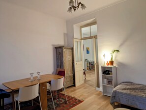 2 slaapkamers, een bureau, een strijkplank/strijkijzer, gratis wifi