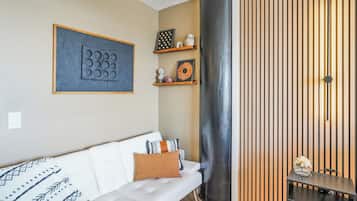 Estúdio, sacada, vista para o canal | Área de estar | TV de plasma 50 polegadas com canais a cabo