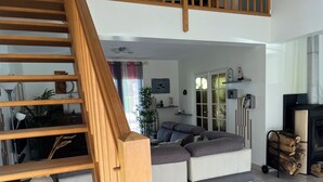 TV connectée, cheminée, livres