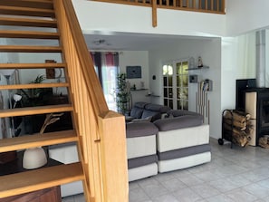 Smart-TV, peis og bøker