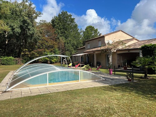 Maison à la campagne proche de Brantôme et Périgueux avec piscine couverte