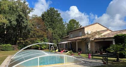 Maison à la campagne proche de Brantôme et Périgueux avec piscine couverte