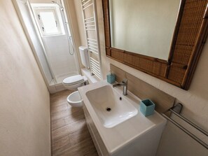 Hårtørrer, bidet, håndklæder, Toiletpapir