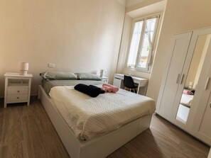 1 sovrum, skrivbord, strykjärn/strykbräda och wi-fi