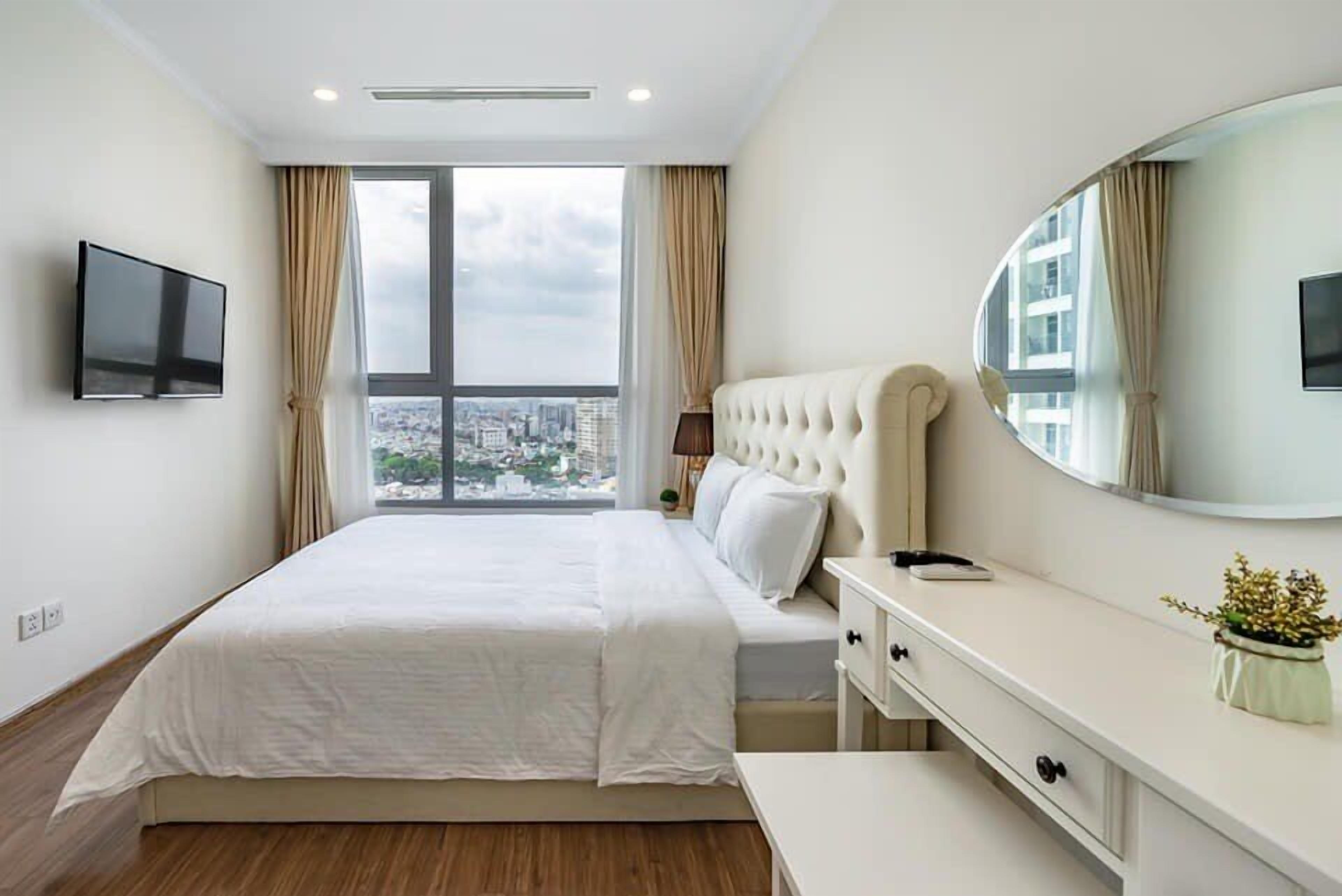 Apartment, 2 Bedrooms, Balcony, City View | Dihias secara berasingan, dilengkapkan perabot secara berasingan, meja 