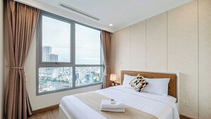 Apartemen, 3 kamar tidur, balkon, pemandangan kota | Meja kerja, ruang kerja ramah laptop, dan tirai kedap cahaya