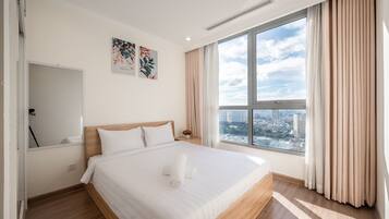 Leilighet, 3 soverom, balkong, byutsikt | Individuelt dekorert, individuelt innredet og skrivebord