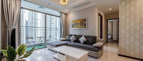 Apartment, 3 Bedrooms, Balcony, City View | Living area
