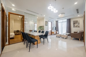 Apartamento, 3 habitaciones, balcón, vistas al parque | Zona de estar