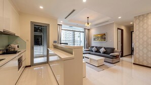Apartemen, 3 kamar tidur, balkon, pemandangan kota | Dapur pribadi | Lemari es besar, microwave, oven, dan kompor