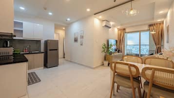 Luxury-Apartment, Balkon, Stadtblick | Wohnbereich | 55-Zoll-Flachbildfernseher mit Kabelempfang, Fernseher