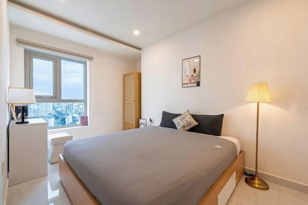 2 kamar tidur, kedap suara, setrika/meja setrika, dan Wi-Fi gratis
