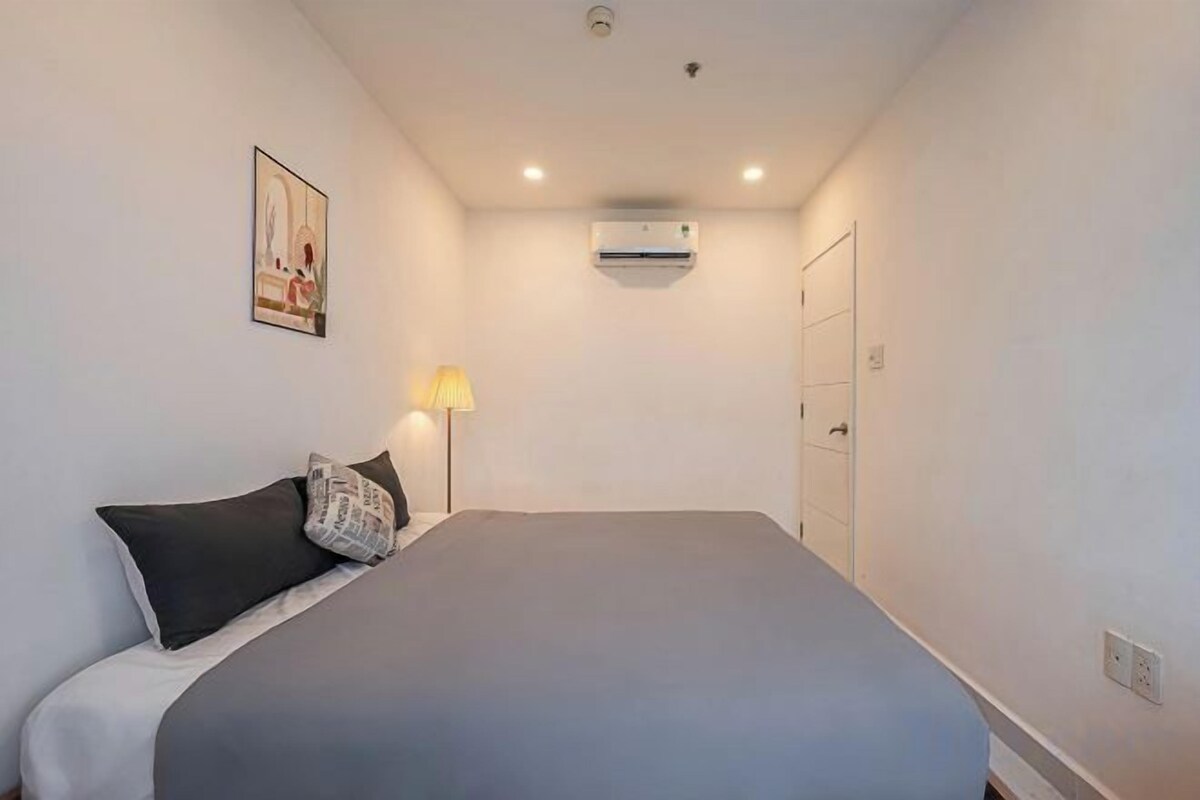 2 bedrooms, soundproofing, iron/ironing board, WiFi (free)
