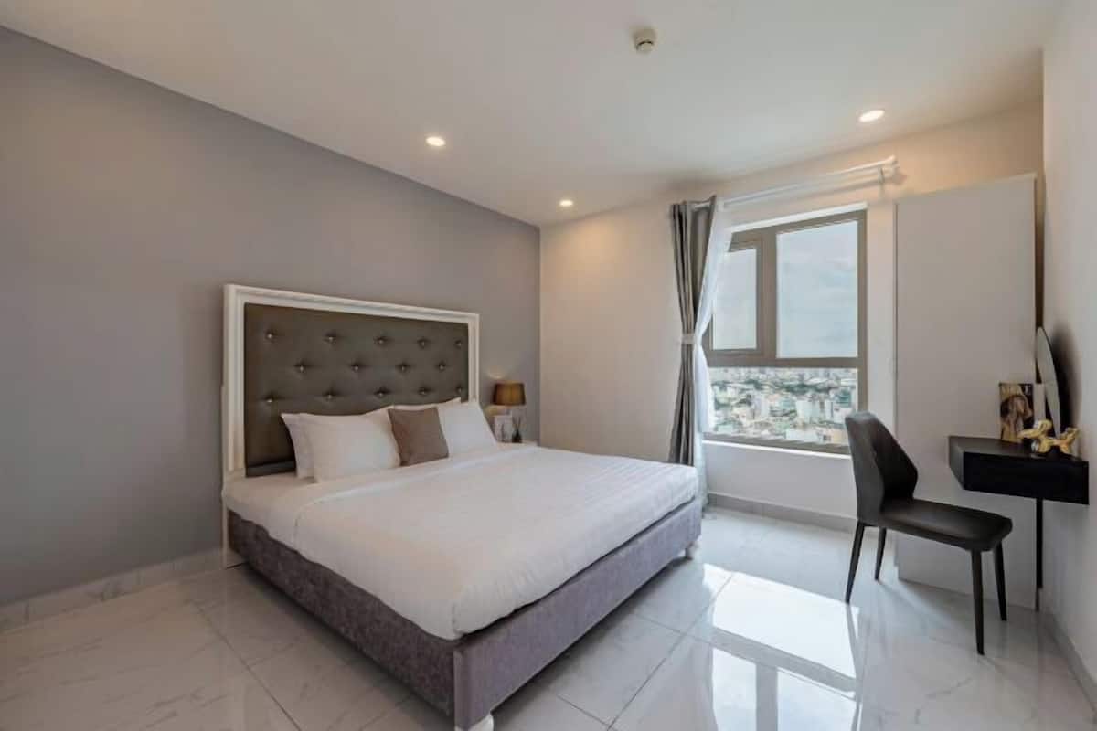 2 kamar tidur, kedap suara, setrika/meja setrika, dan Wi-Fi gratis