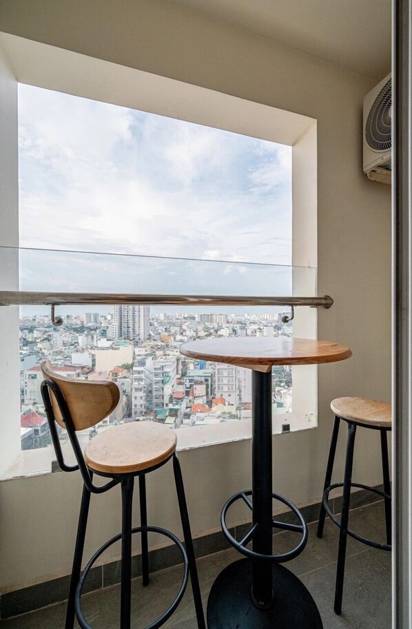 Apartamento estándar, balcón, vistas a la ciudad | Sistema de insonorización, tabla de planchar con plancha, wifi gratis