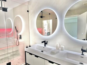 Shower, hair dryer, towels, soap - Fort Lauderdale Waterfront Villa With Ocean Excesses , Heated Pool ! (Fort Lauderdale)