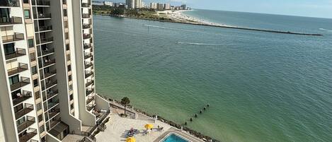 Utendørsbasseng og et oppvarmet basseng